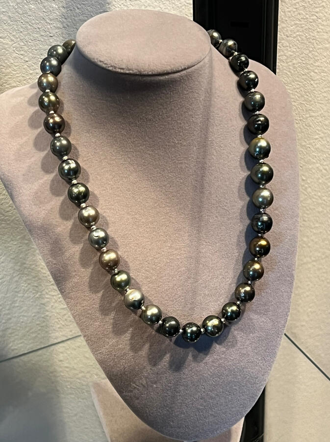 Tahitian pearls and silver. Tahitian pearls and silver.
